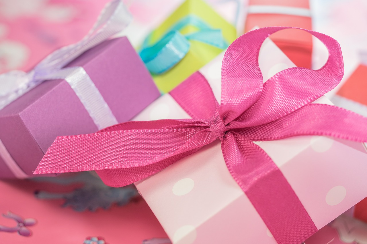 How you can be the best gift-giver without spending too much cash!